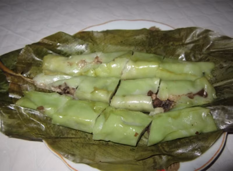 Bánh răng bừa nóng hổi, cùng lớp bột tẻ mềm, mịn trắng pha lẫn chút màu xanh của lá với phần nhân hành thịt thơm nức mũi chấm chìm vào nước pha loãng rồi chậm rãi cho lên miệng thưởng thức. Có lẽ, lúc ấy bạn sẽ cảm nhận được bao nhiêu tinh hoa của đất, của trời được tích tụ trong chiếc bánh.