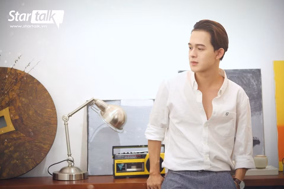 Quang Anh diện sơ mi trắng đầy chất lãng tử.