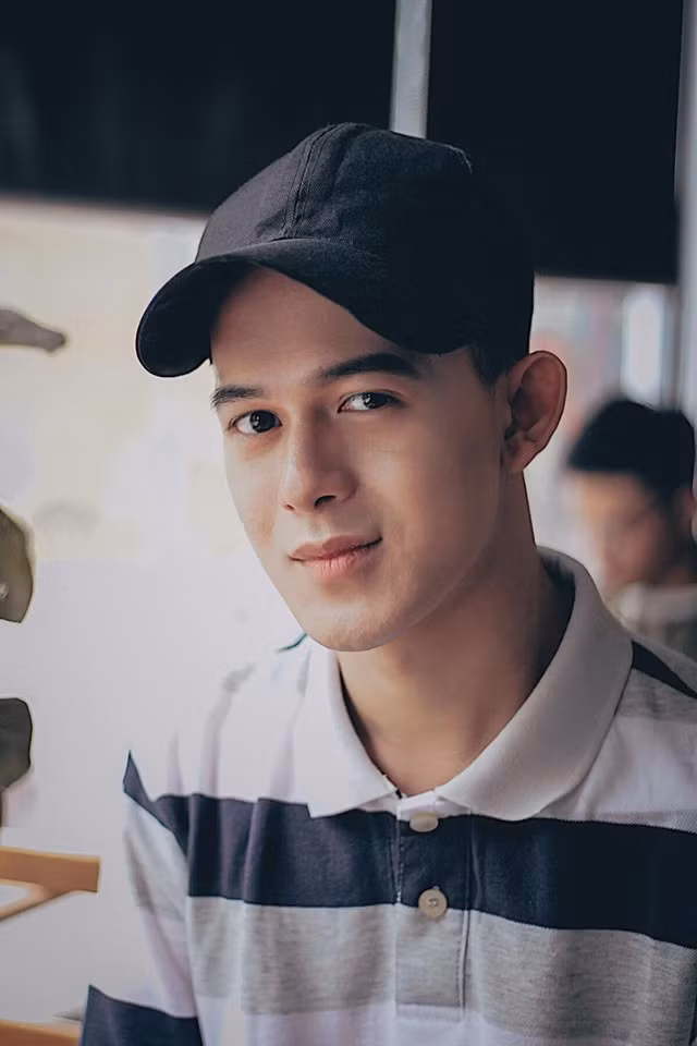 Quang Anh thường mặc áo phông và áo sơ mi trẻ trung khá hợp với lứa tuổi 19 của mình.