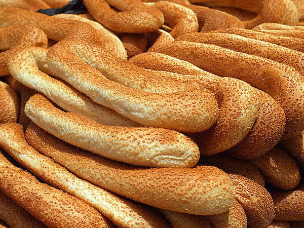 Jerusalem bagels: Loại bánh mì vòng hình bầu dục được làm từ bột mì và hạt mè cũng là một loại bánh khác đặc trưng của Israel. Bạn có thể nhúng bánh này vào kem phô mai hay chấm dầu ô liu và za'atar - một loại nước chấm làm từ thảo mộc, mè và muối.