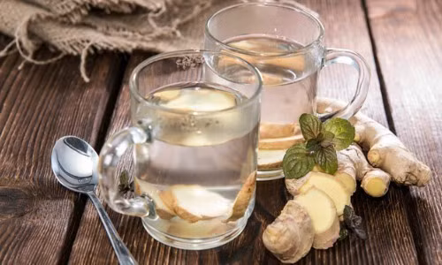 Một trong những tác dụng hiệu quả nhất của nước gừng là kháng viêm. Nếu uống nước gừng hàng ngày, bạn ít gặp các cơn đau và các bệnh liên quan đến viêm khác do những thành phần chống oxy hóa trong gừng sẽ giúp loại bỏ các tạp chất có hại gây viêm trong cơ thể.