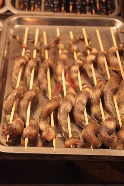 Có một số món khiến thực khách không biết đó là món gì. Nó giống như những chiếc đuôi ngoe nguẩy được xiên que.