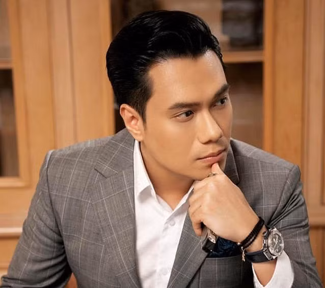 Không ngờ diễn viên Việt Anh sau khi nâng mũi lại thư sinh khác lạ đến vậy - Hình 2 Khong ngo dien vien Viet Anh sau khi nang mui lai thu sinh khac la den vay-Hinh-2