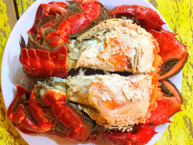 Phần lớn cua huỳnh đế được hấp với sả, khi chín vỏ đỏ rực, nóng hổi và thơm. Chấm với muối tiêu ớt xanh và mù tạt là cách tận hưởng thịt cua cực ngon.