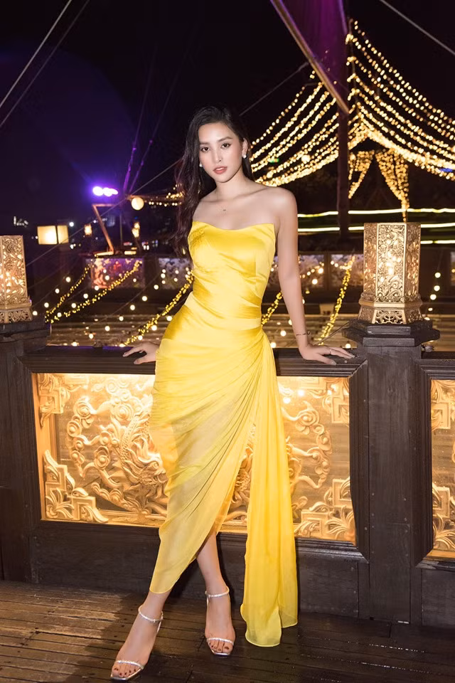 Trong ngày sinh nhật thứ 19 gần đây, người đẹp sinh năm 2000 vô cùng quyến rũ trong chiếc đầm vàng cúp ngực gợi cảm.