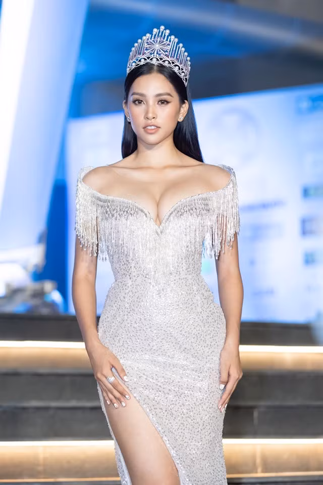 Trước đó, trong đêm chung kết Miss World Vietnam 2019, Tiểu Vy khiến người đối diện không thể rời mắt khi diện bộ váy trễ nải vòng một.