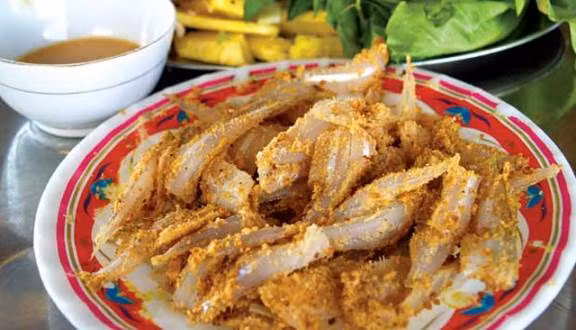 Gỏi cá Biên Hòa: Gỏi cá từ lâu trở thành món ăn độc lạ nổi tiếng của Đồng Nai, đặc biệt là ở thành phố Biên Hòa. Nguyên liệu để chế biến món ăn này gồm cá chép, cá trê cùng các loại gia vị hành, tỏi, sả, riềng và nước sốt.