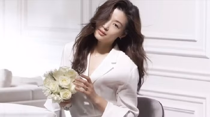 Trong các bức hình, nữ diễn viên của "Huyền thoại biển xanh" khoe vẻ đẹp nữ thần ở tuổi 37, toát lên thần thái tự tin, hoàn hảo.