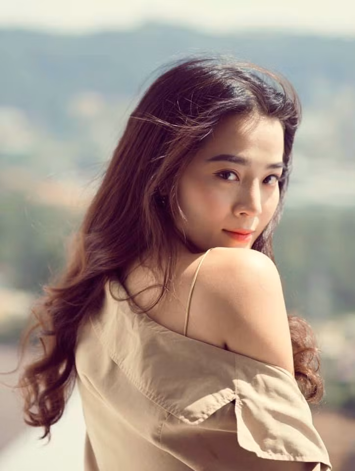 Gương mặt xinh xắn cùng vóc dáng thon thả cùng vòng eo con kiến đã giúp Kiều Diễm thu hút sự chú ý ngay sau khi MV mới của ca sĩ Hương Giang ra mắt.