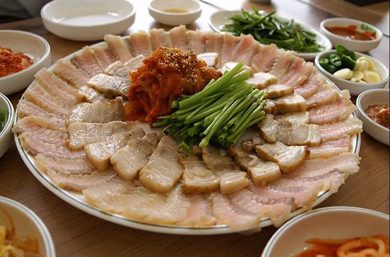 Đối với những thực khách quen với mùi vị khó ngửi của hongeo thì không có vấn đề gì. Tuy nhiên, đối với những người lần đầu thử can đảm với món ăn thì dễ dàng rơi vào tình trạng nôn thốc dù mới chỉ nó gần miệng.