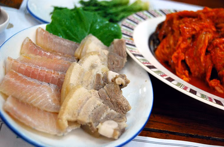Những người sành ăn cho biết hongeo nên được ăn ngay sau khi ra lò. Việc cố gắng làm chúng bớt mùi chỉ khiến họ cảm thấy món ăn không còn hấp dẫn như trước. Thậm chí, nhiều người còn thích thú với mùi vị tự nhiên của món cá đuối lên men bằng cách hít hà mùi vị của chúng một cách thỏa mãn bằng mũi và miệng. Ảnh: Internet.