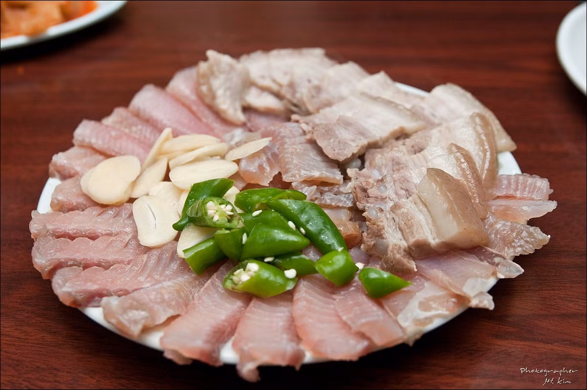 Với mùi khai đặc trưng như mùi... nhà vệ sinh, cá đuối lên men (Hongeo-hoe) được xếp vào một trong những món ăn có mùi khó chịu nhất thế giới.