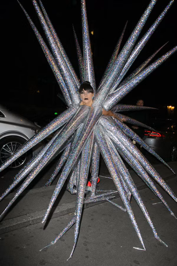 Hãy cũng chiêm ngưỡng những bộ trang phục thảm họa có một không hai của Lady Gaga.