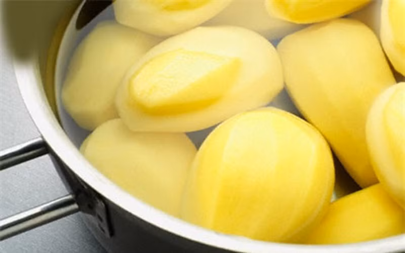 Tăng cường miễn dịch: Nước ép từ khoai tây có chứa nhiều vitamin C giúp tăng cường miễn dịch.