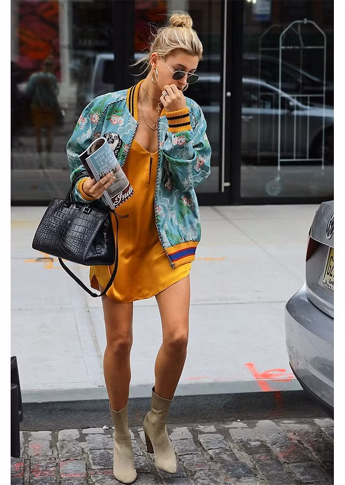 Vẻ năng động và cá tính được người mẫu Hailey Baldwin thể hiện trong thiết kế đầm ngắn mềm mại, khoác ngoài là chiếc áo jacket hoa thêu độc đáo.