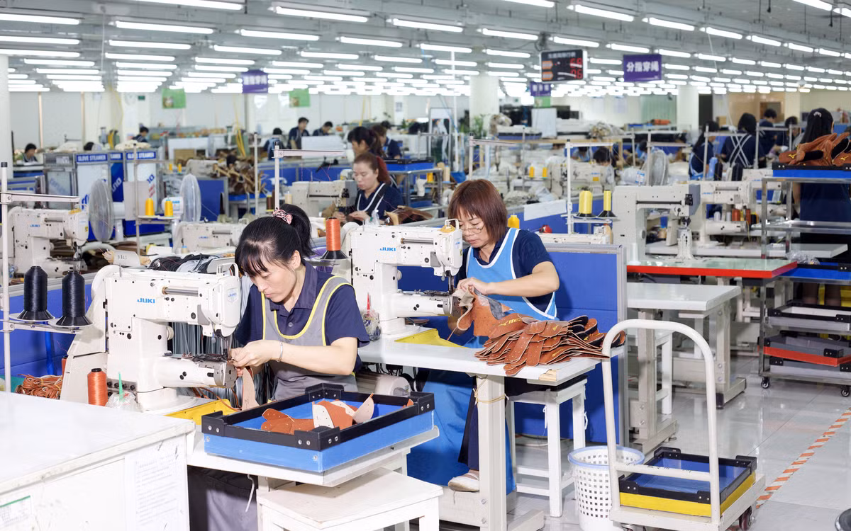 6. Công nhân làm việc tại các nhà máy có nguy cơ mắc bệnh hen suyễn hoặc làm xấu đi tình trạng hiện tại của họ. Tiếp xúc với kim loại hít vào các xưởng đúc, silica hoặc cát mịn, những người này có nguy cơ mắc bệnh bụi phổi silic (một bệnh làm sẹo phổi). Công nhân sản xuất có nguy cơ mắc ung thư phổi cao.