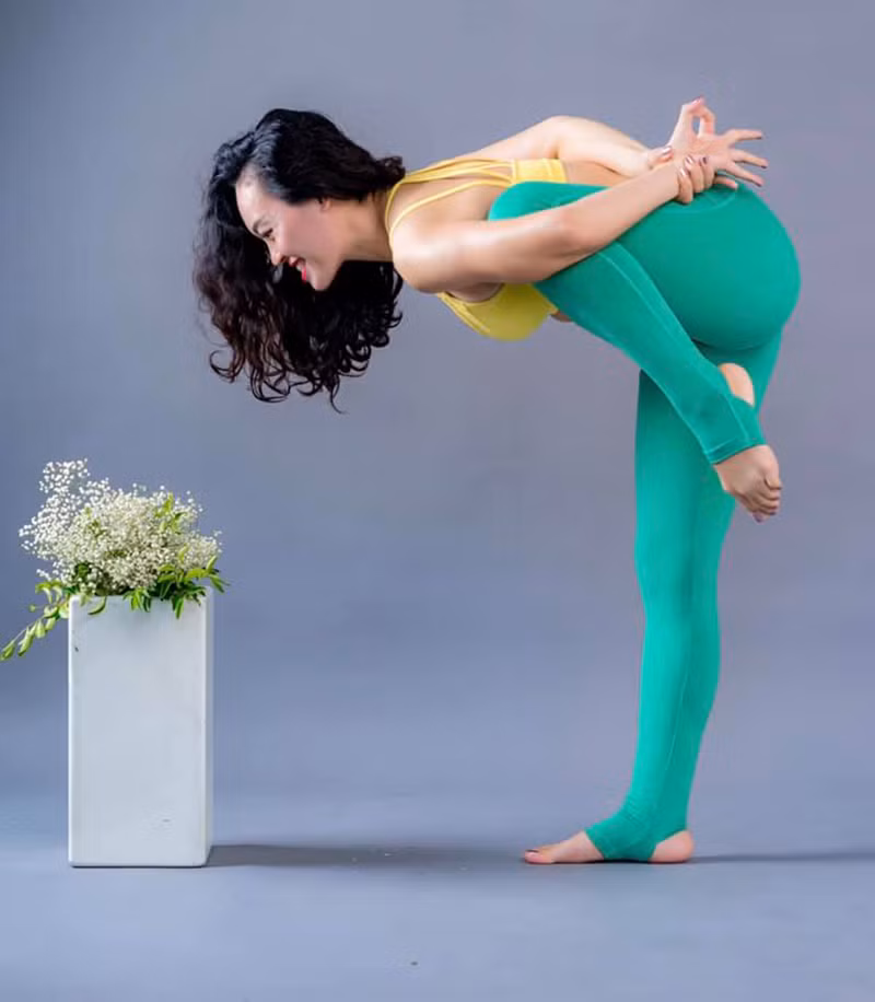 "Ban đầu mình đến với yoga vì muốn chữa chứng tiền đình. Khi thấy sức khỏe và cơ thể thay đổi rõ rệt, mình đã mê luôn" - chị Hoa Trần, người phụ nữ trẻ trung, xinh đẹp đã đi theo yoga vì tất cả đam mê.