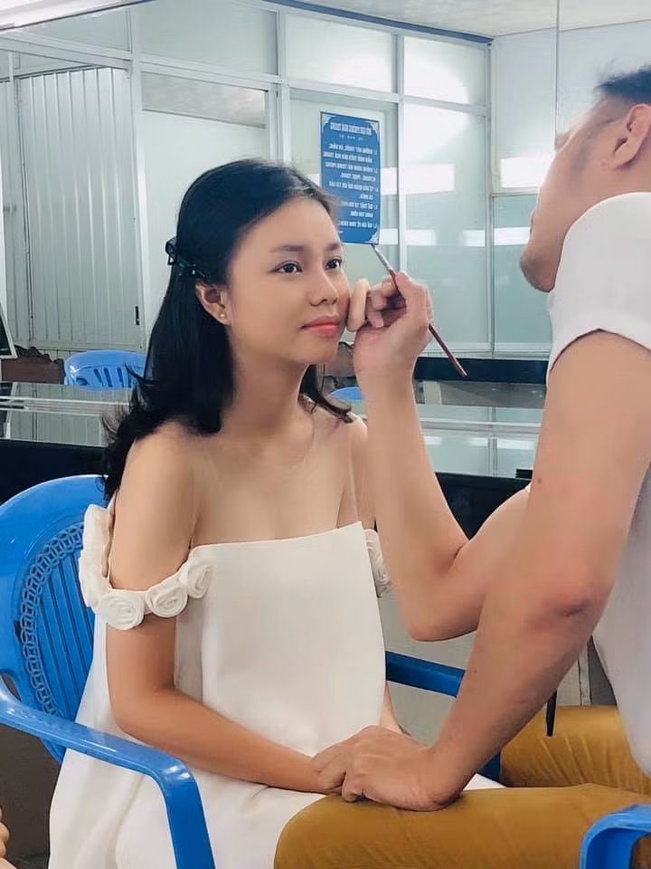 Những trang phục hở bạo khéo khoe vòng một lấp ló của thiếu nữ 15 tuổi.