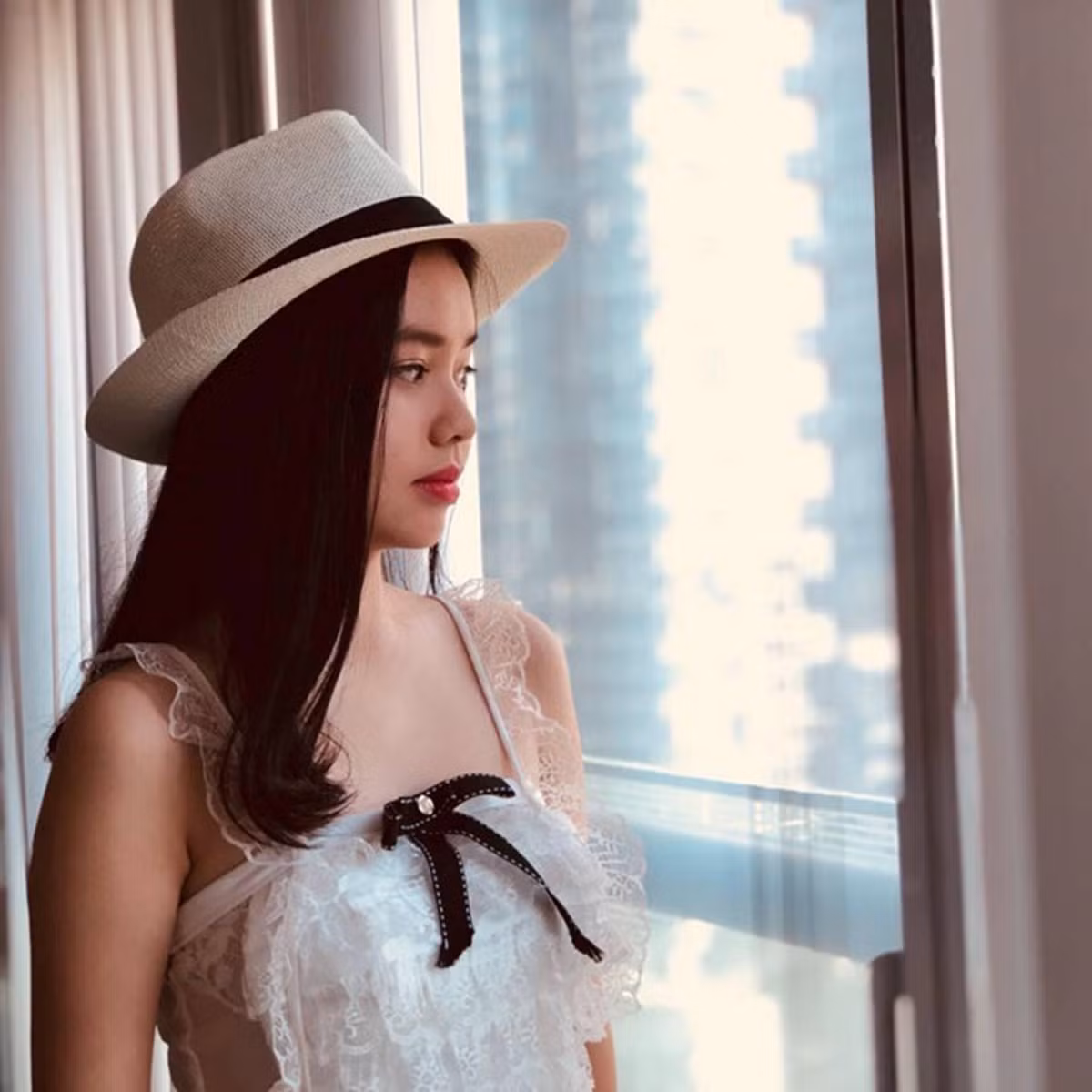 Ngoài đời, nữ diễn viên trẻ cũng chọn váy áo gợi cảm và có phần già dặn hơn tuổi thật.