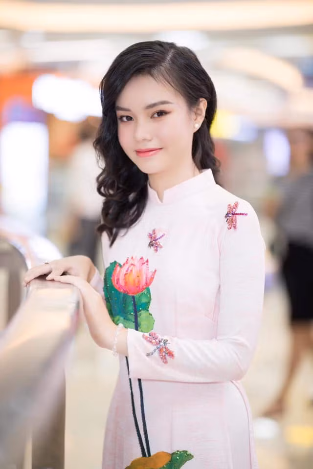 Cô diện áo dài duyên dáng và trang điểm "hơi dừ".