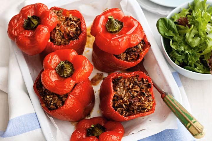 Hỗ trợ tiêu hóa: Một chén ớt có chứa khoảng 2,5 gam chất xơ, tức là khoảng 10% lượng chất xơ ăn vào hàng ngày, nên ớt là thực phẩm cải thiện hệ tiêu hóa và ngăn ngừa táo bón, tiêu chảy. Nó cũng chữa viêm loét dạ dày.