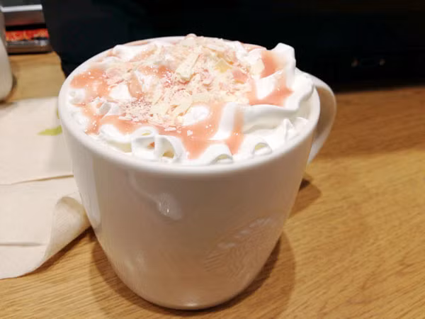 Latte sakura dâu: Loại nước uống này thường chỉ xuất hiện vào khoảng thời gian giữa tháng hai và đến giữa tháng ba, uống latte sakura dâu là cách người Nhật Bản cảm nhận và nhớ về mùa xuân.