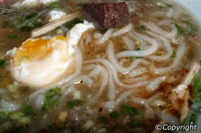 Khao Poon (mì cay): Đây là món ăn Lào khá phổ biến, bao gồm bún gạo trong nước súp cay. Súp hầm nhừ được làm từ thịt giã nhỏ (thịt gà, cá hoặc thịt lợn), nước mắm, tỏi, hẹ, ớt, lá chanh, riềng và lá tía tô. Bạn cũng có được một loại toppings ăn kèm bằng bắp cải thái nhỏ, hẹ, hành lá, rau mùi, lá bạc hà và đậu chuỗi.