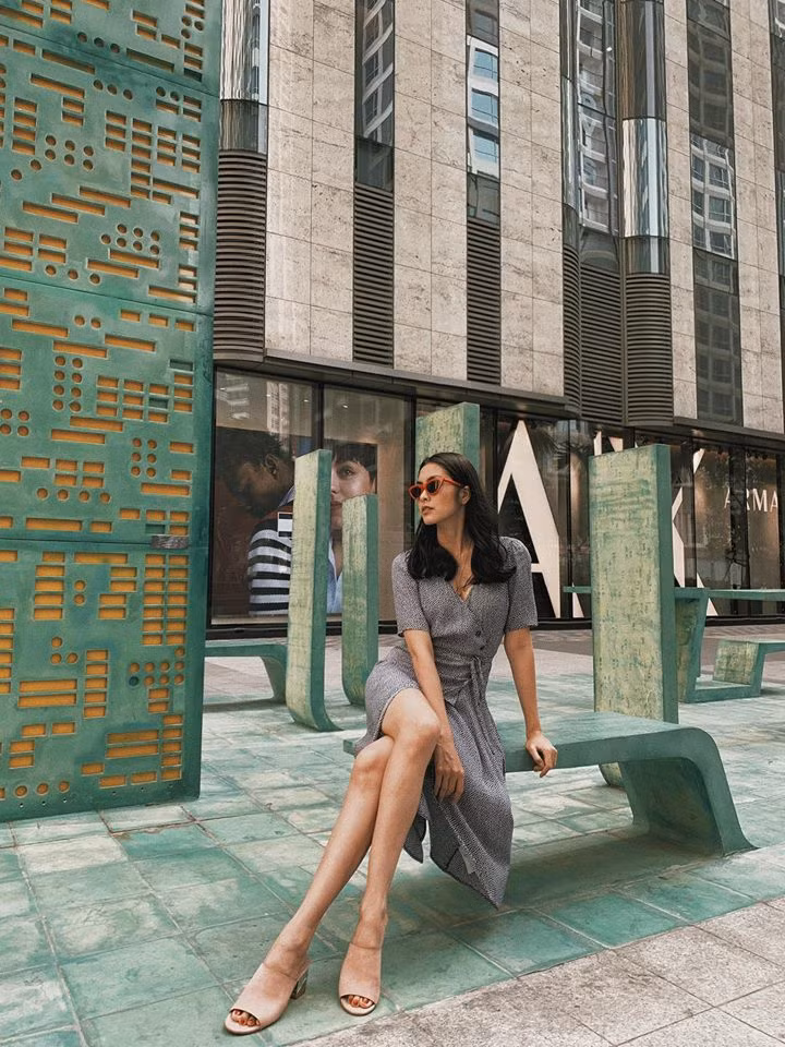Các kiểu váy của Hà Tăng khá thích hợp trong mùa hè, mang lại sự thoải mái không bị các lớp vải dán vào người bí bết mồ hôi. Ảnh: FBNV.