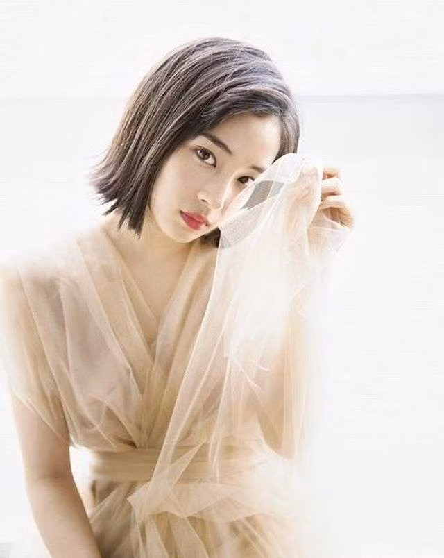Hiroso Suzu đẹp mong manh trong kiểu váy voan tinh tế.