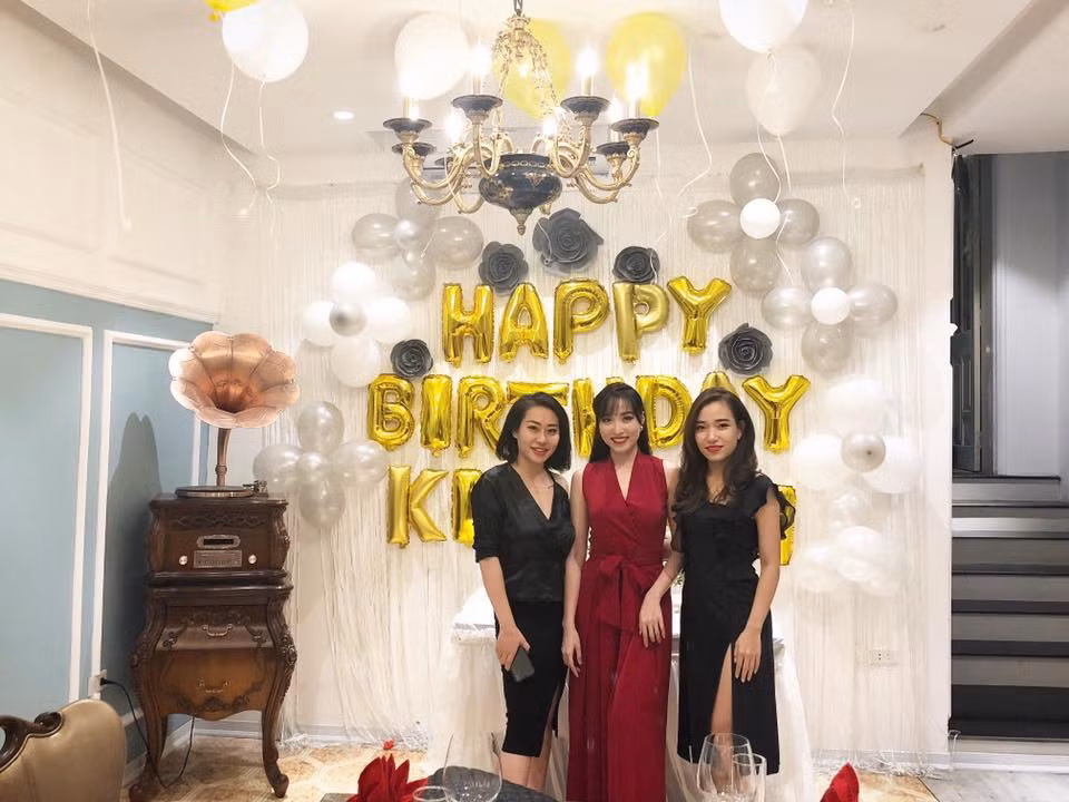 Chiếc jumpsuit đỏ giúp cô nàng nổi bật trong bữa tiệc.