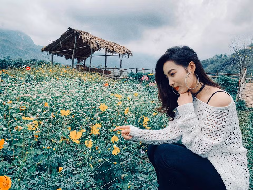 Trái với nét quê mùa trong phim, Mai Anh ở ngoài đời có cách ăn mặc khá quyến rũ và sành điệu.