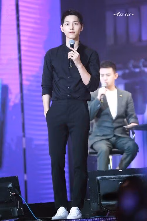 Nếu mặc suits thì chàng Song sẽ chọn những set đồ đơn giản hơn như áo sơ mi, quần âu đầy nam tính.