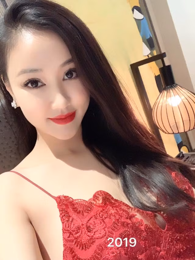 Bà mẹ một con khá chăm diện áo hai dây sexy.