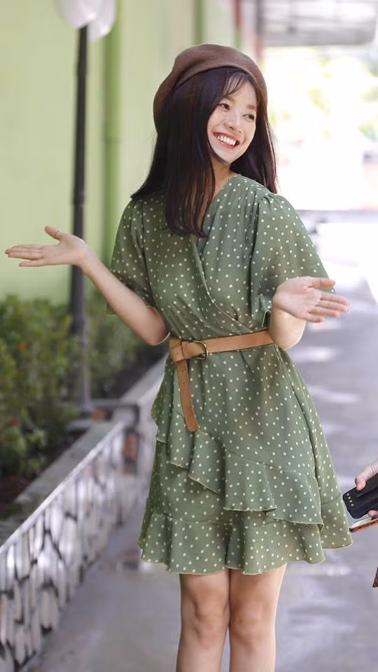 Oanh Kiều mặc váy xanh bèo cực kỳ trẻ trung pha chút hiện đại. Ảnh: FBNV.