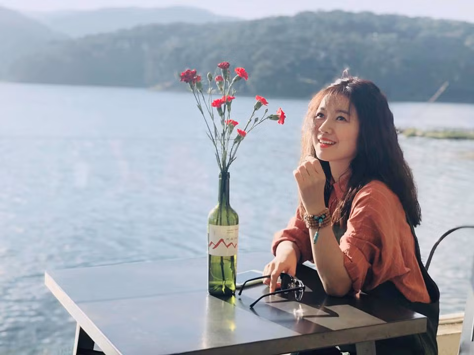 Có lúc, cô lại chuộng style nữ tính, nhẹ nhàng.