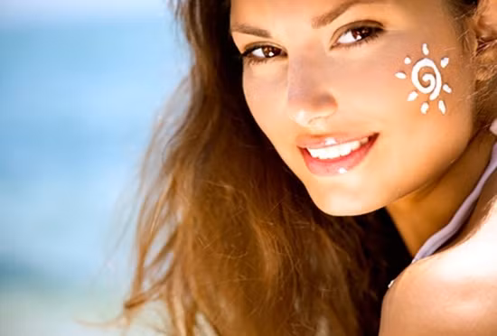 Kem chống nắng: Khi dùng kem dưỡng da/chống nắng chứa SPF, đừng phạm sai lầm khi bỏ qua phần da quanh mắt vì vùng da này rất nhạy cảm với ánh nắng.