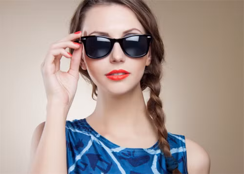 Đeo kính: Hãy đeo kính khi đi ngoài trời nắng. Việc nheo mắt khi gặp ánh nắng có thể dẫn đến việc hình thành các vết chân chim. Hãy luôn mang theo bên mình 1 cặp kính mát để giữ cho vùng da quanh mắt không bị nhăn bởi nguyên do cơ học. Ảnh: Internet.