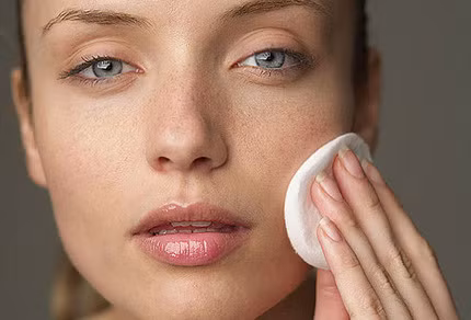 Tẩy trang sạch sẽ. Giữ nguyên lớp trang điểm đi ngủ sẽ làm cho lỗ chân lông bị tắc nghẽn, da không thể "thở" được và dễ khiến bạn bị mụn. Ngoài ra, việc không tẩy trang còn là nguyên nhân dẫn đến tình trạng lão hóa sớm ở da.