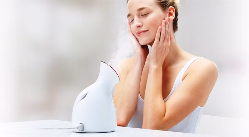 Xông hơi da mặt. Tuyệt chiêu làm đẹp này giúp giãn nở lỗ chân lông và tăng thẩm thấu độ ẩm cho da. Hơi nước nóng cũng có thể giúp bạn xả stress rất tốt. Sau khi xông hơi da mặt, bạn nên rửa lại mặt bằng nước lạnh, vỗ nhẹ để lỗ chân lông se khít. Cuối cùng, hãy dùng nước hoa hồng hoặc kem dưỡng da để chăm sóc vì da sau khi xông hơi rất dễ bị khô.