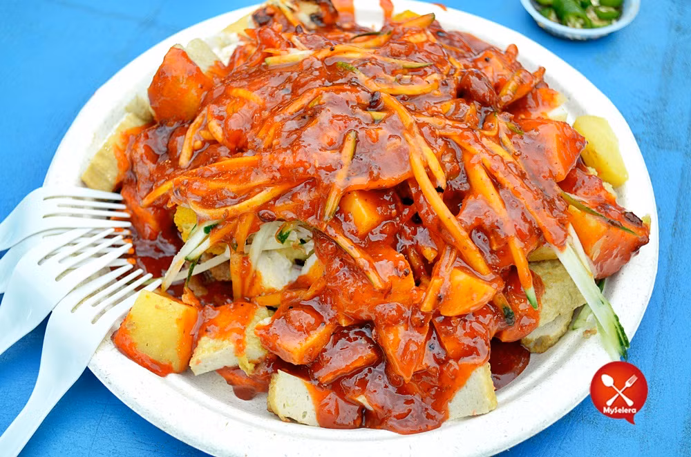 Rojak pasembur: Thành phần của món salad trộn thập cẩm quốc hồn quốc túy Malaysia này gồm: dưa chuột xắt sợi, giá sống, đậu hũ thái miếng vuông, củ cải, trứng luộc, tôm chiên giòn, tất cả được trộn đều trong nước xốt được chế biến với đậu phộng, tương ớt và khoai tây nghiền. Có nơi người ta còn trộn thêm với hải sản, đặc biệt là bạch tuộc luộc xắt khoanh.