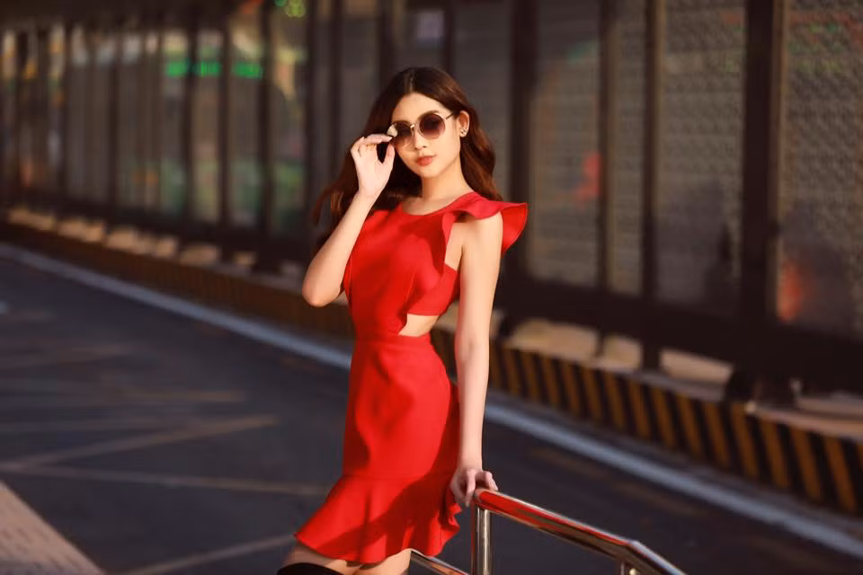 Chiếc váy đỏ với những đường cut-out ở eo giúp Ngân Anh nổi bật trên phố. Ảnh: FBNV, Internet.