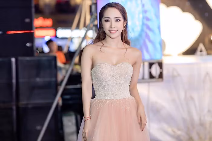 Quỳnh Nga thường xuyên thay đổi với nhiều phong cách khác nhau từ công chúa bánh bèo đến quý cô sang chảnh quyến rũ.
