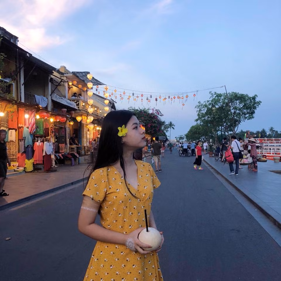 Mỹ nhân 15 tuổi ra dáng thiếu nữ với các kiểu đầm nhẹ nhàng.