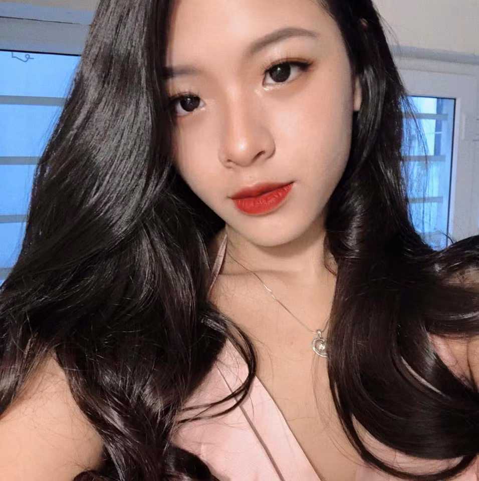 Cách ăn mặc của cô nàng chín chắn hơn nhiều so với tuổi thật.