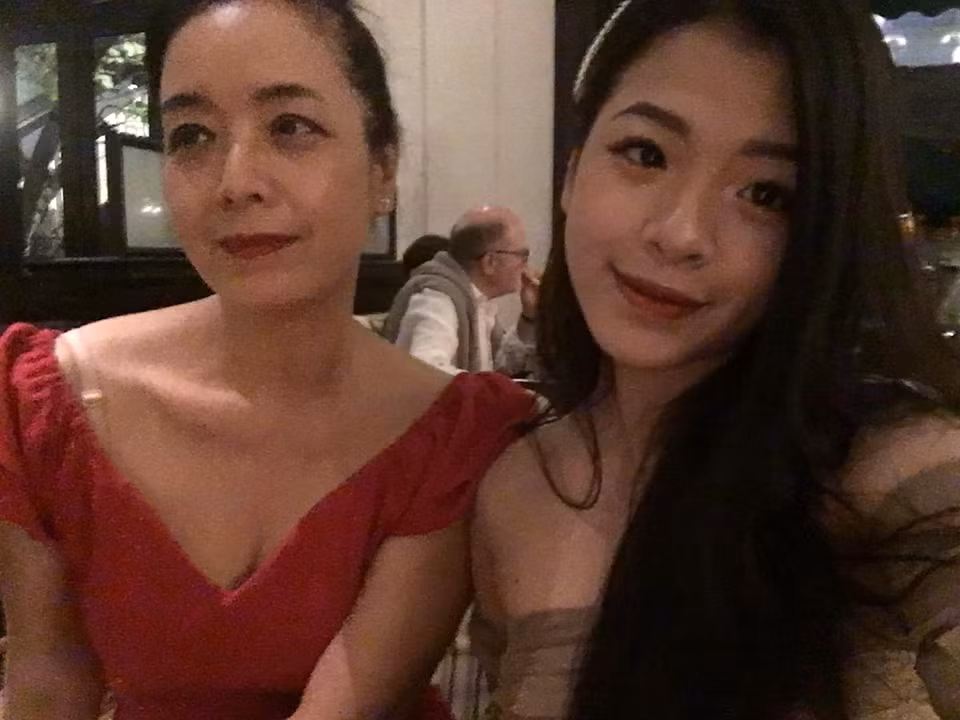 Hồng Khanh khá ưa chuộng những mẫu váy áo trễ vai gợi cảm.