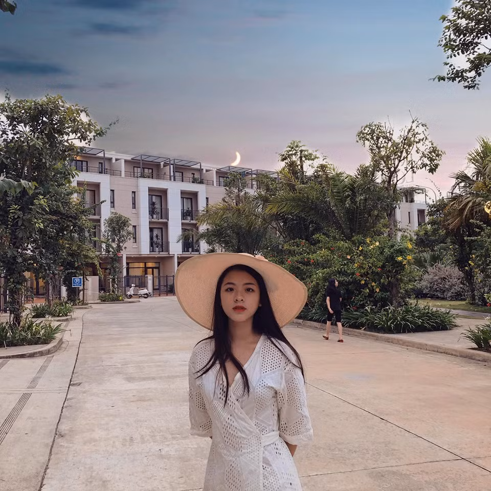 Mặc dù mới 15 tuổi nhưng cô bé đã sở hữu thân hình cân đối với vòng eo thon gọn.