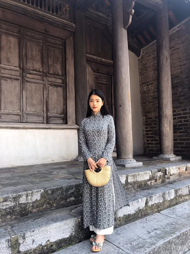 Cô mặc áo dài truyền thống cũng rất nền nã và nữ tính.
