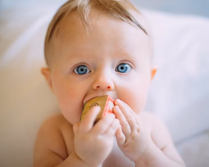 Thần thái của em bé toát lên ngay từ đôi mắt.