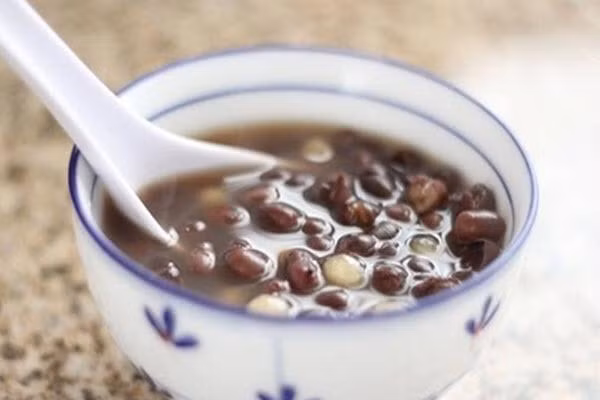 Ngày nay, món chè dân dã này đã thay đổi và có nhiều biến tấu nhưng nhiều người vẫn thích món chè đỗ đen ăn cùng đá viên và cốt dừa giản dị mà mát lành. Bưng cốc chè mát lạnh có những hạt đậu mềm bùi, thấm cái ngọt của đường, bao nhiêu cái nóng bức của mùa hè dường như tan biến hết.