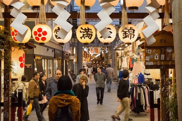 Chợ Nishiki rất nổi tiếng ở Kyoto và được mọi người dân hay khách du lịch yêu thích. Khu chợ Nishiki có rất nhiều thứ đặc sản Nhật Bản mà bạn có thể tìm thấy như sushi, các loại keo đặc sản, hải sản khô – tươi sống, rau ngâm… và các món ngon Kyoto khác được bán với mức giá hợp lý tại chợ Nishiki.